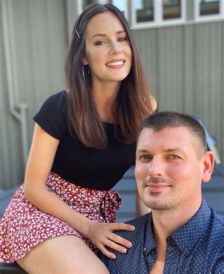 Chelsea Hobbs Biography, Age, Height, Husband, Net Worth, Family